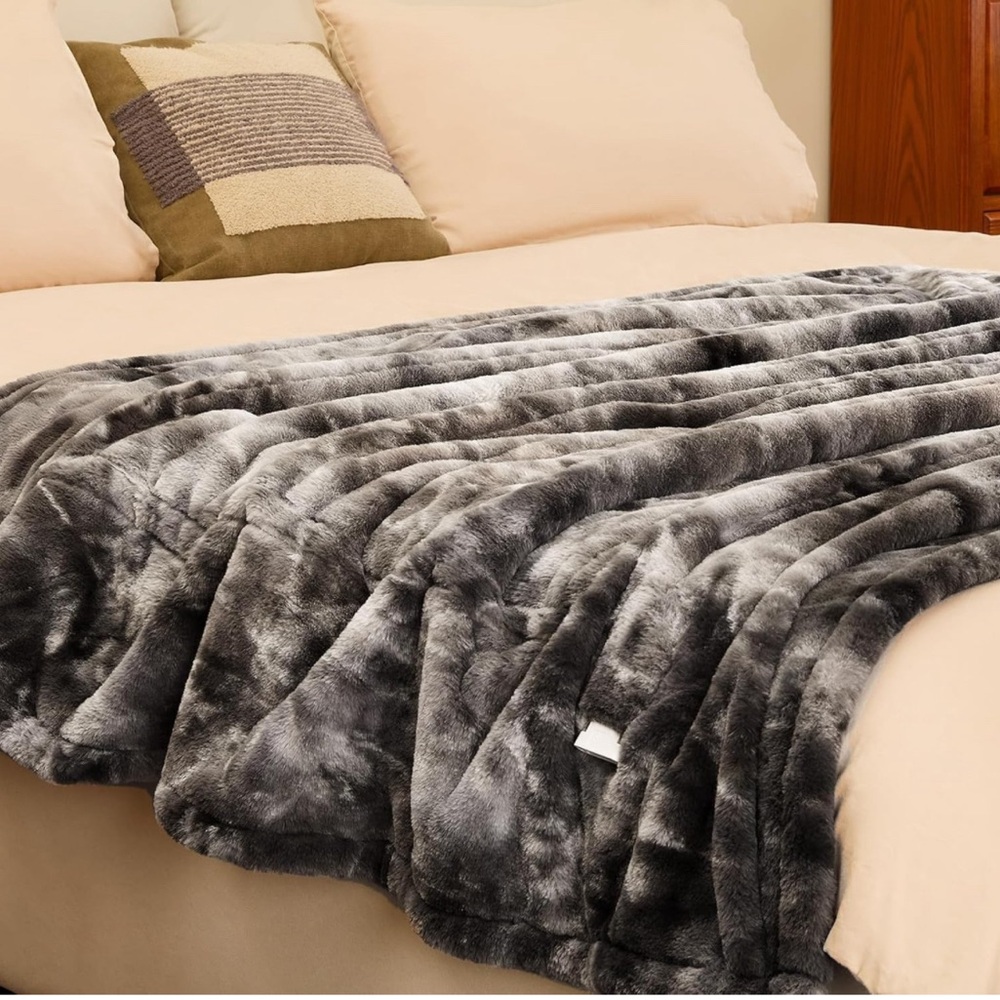 MAXEVE Throw Faux Rabbit Fur Blanket